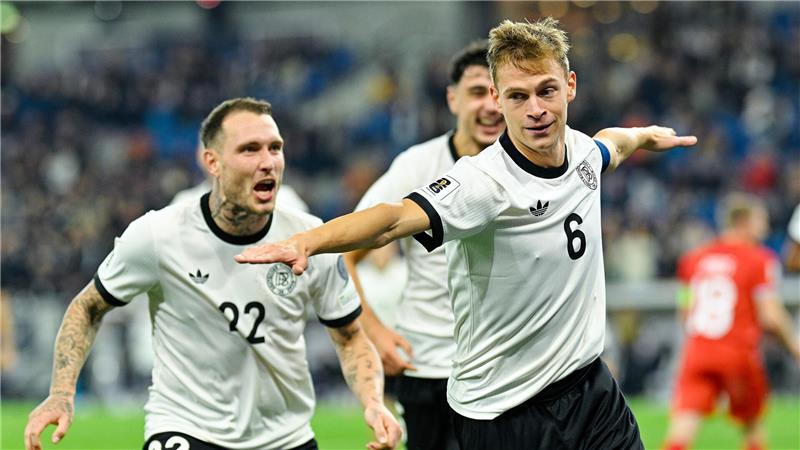 So hilft Joshua Kimmich einem krebskranken Jungen (6) aus dem Harz Joshua Kimmich (r) jubelt neben David Raum (l) über das Tor zum 4:0 in einem Spiel zur EM-Qualifikation.