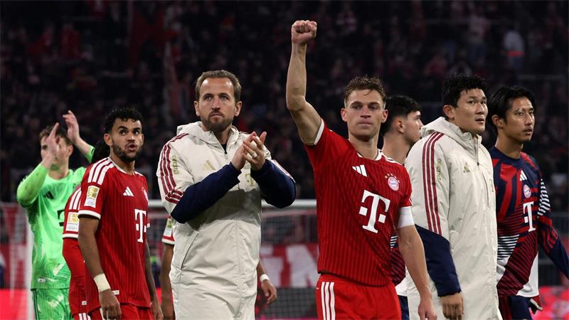 Joshua Kimmich reckt die Faust nach oben und freut sich über den Bayern-Auftritt. 