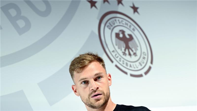 Jubilar Kimmich und der Wandel zum Anführer von Gewinnern Joshua Kimmich und das DFB-Logo mit den vier Weltmeister-Sternen. Der WM-Titel fehlt dem Kapitän noch.