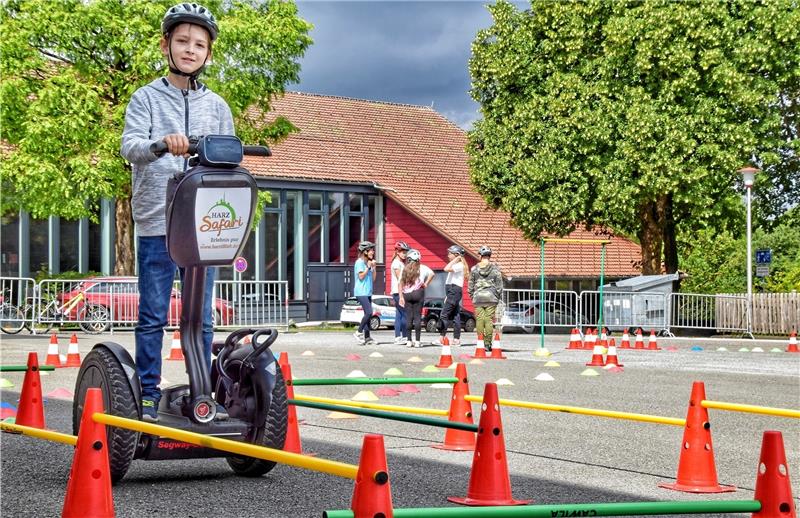 Ferienpass-Aktion: Mit dem Segway über den Pausenhof Joshua Millner ist begeistert – er nimmt schon zum zweiten Mal teil.