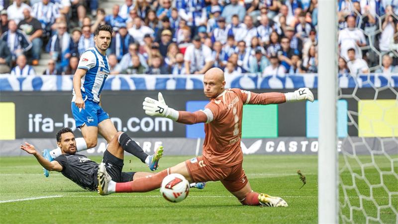 Josip Brekalo erzielt die frühe Führung für Hertha BSC. 