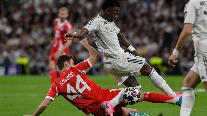 Großer Bayern-Abend im Bernabéu: Real-Fluch vor dem Ende Josip Stanisic (l) bremst Reals Stürmerstar Vinícius Júnior.