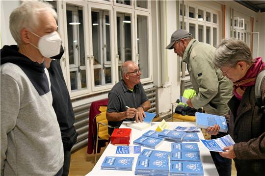 Journalist Andreas Zumach signiert sein Buch „Reform oder Blockade“.  Foto: Hartmann