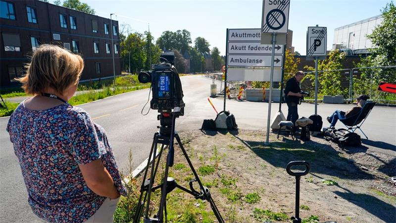 Journalisten harren vor dem Krankenhaus in Oslo aus, in dem König Harald V. behandelt wird. 