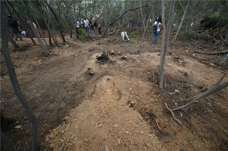 Journalisten stehen in der Nähe des Arade-Stausees in Portugal, wo  vor 16  Jahren ein Mädchen spurlos verschwand.