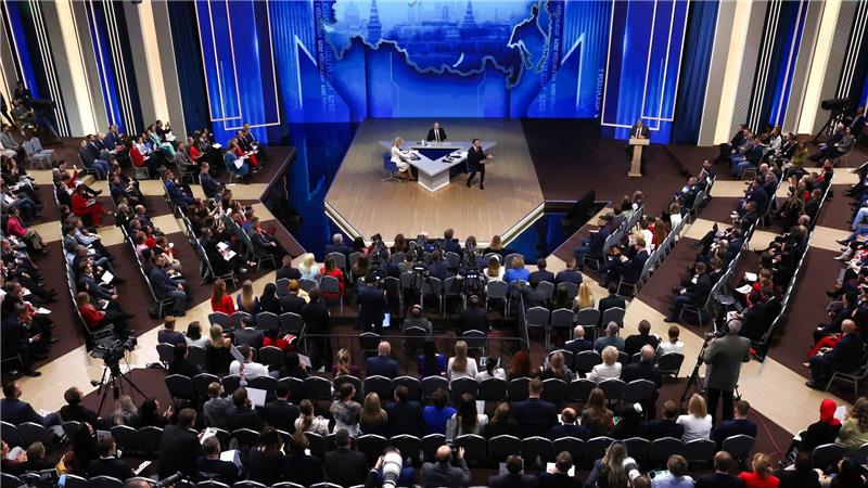 Journalisten und russische Bürger lauschen stundenlang dem Kremlchef. 