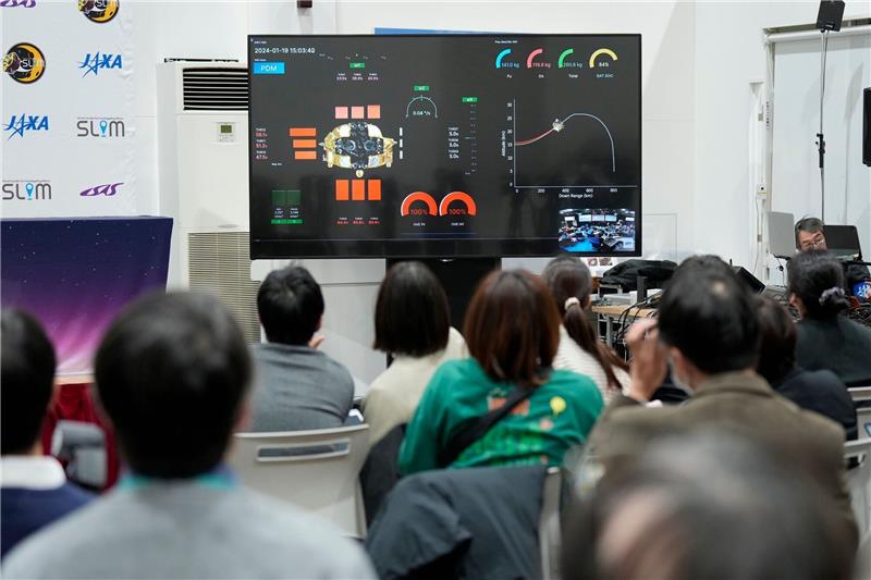 Japans Mondsonde hat nach Landung Problem - Kapsel verglüht Journalisten verfolgen die Live-Übertragung der Mondlandung des Landers «SLIM» (Smart Lander for Investigating Moon).