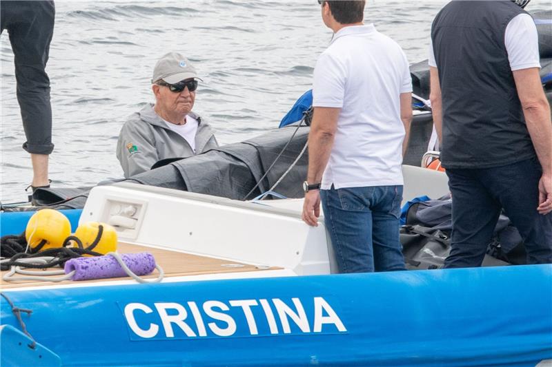 Spaniens Altkönig Juan Carlos bleibt mit 85 sportlich Juan Carlos ging bei einem seiner seltenen Heimatbesuche in Sanxenxo im Nordwesten Spaniens segeln.