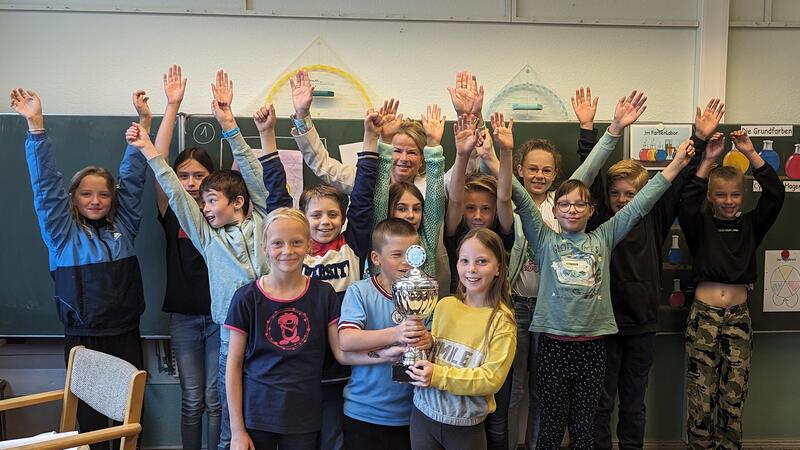 Der Arcachon-Pokal geht an die Grundschule Wiedelah Jubel an der Grundschule Wiedelah: Die Kinder der dritten und vierten Klassen freuen sich über den Arcachon-Pokal und den Besuch von Goslars Oberbürgermeisterin Urte Schwerdtner, die die Trophäe persönlich vorbeibrachte.