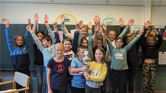 Jubel an der Grundschule Wiedelah: Die Kinder der dritten und vierten Klassen freuen sich über den Arcachon-Pokal und den Besuch von Goslars Oberbürgermeisterin Urte Schwerdtner, die die Trophäe persönlich vorbeibrachte.