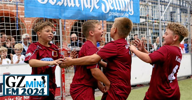Fußball-Auftakt: Bei der GZ-Mini-EM rollt der Ball am Wochenende Jubel auf dem Goslarer Marktplatz im Zeichen der Goslarschen Zeitung: Bei der jüngsten Mini-Turnier-Auflage zieht WM-Gastgeber Katar – vertreten durch die JSG Langelsheim II – im Sommer 2022 ins Achtelfinale ein. Dort ist gegen den späteren Finalisten Wales aber Schluss. Archivfoto: Epping