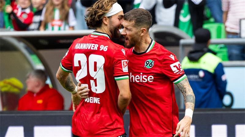 Jubel bei Hannover 96: Marcel Hartel (r) freut sich zusammen mit Kolja Oudenne über sein Tor zum 2:0 gegen den VfL Bochum.