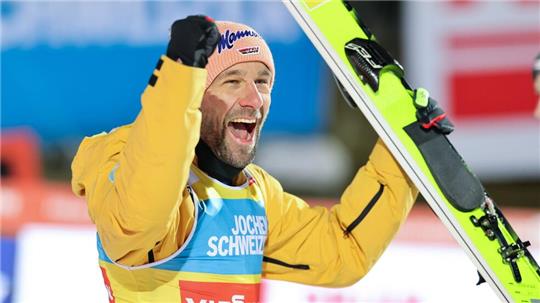 Jubel bei Pius Paschke: Der 34-Jährige landete auch im ersten Einzelwettkampf der Saison ganz vorn.
