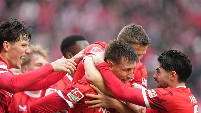 Jubel beim FCK: Mit einem Sieg gegen Dresden halten die Pfälzer Kontakt zur Tabellenspitze.