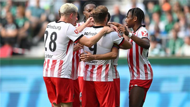 Dank Elfer-Killer Atubolu: Freiburg siegt in Bremen Jubel beim SC Freiburg: In Bremen gelang den Bremern der zweite Saisonsieg.