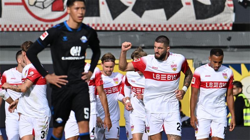Hoeneß erleichtert: Stuttgarter Arbeitssieg in Paderborn Jubel beim VfB Stuttgart: Jeff Chabot brachte die Schwaben in Paderborn in Führung.