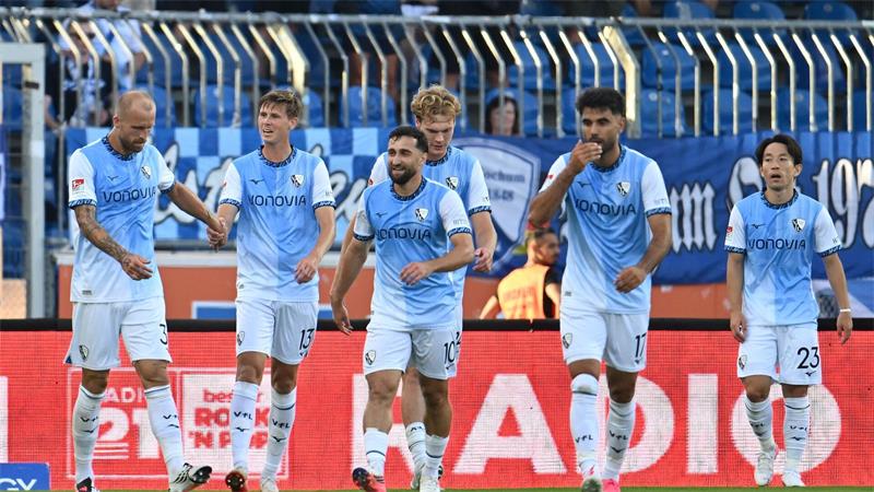 Jubel beim VfL Bochum: Dank Routinier Philipp Hofmann gibt es den ersten Saisonsieg.