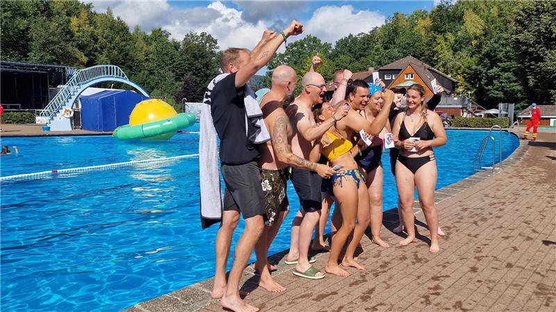 Jubel für das bestandene Seepferdchen.