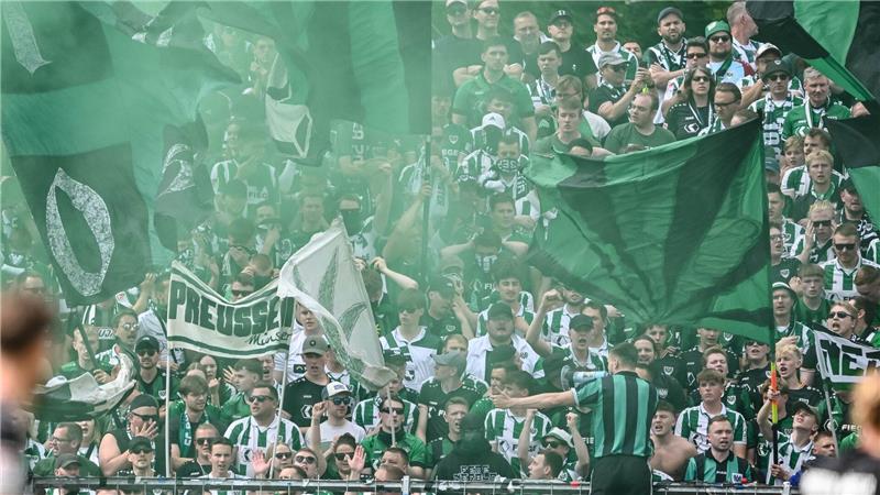 2:2 bei Absteiger Ulm: Münster bleibt zweitklassig Jubel in Grün: Münster bleibt zweitklassig.
