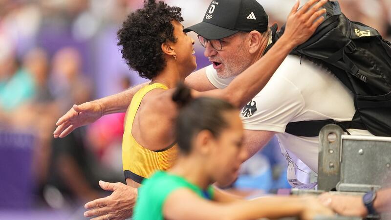 Olympiasiegerin Mihambo nervenstark ins Finale Jubel mit Trainer Ulli Knapp: Malaika Mihambo.
