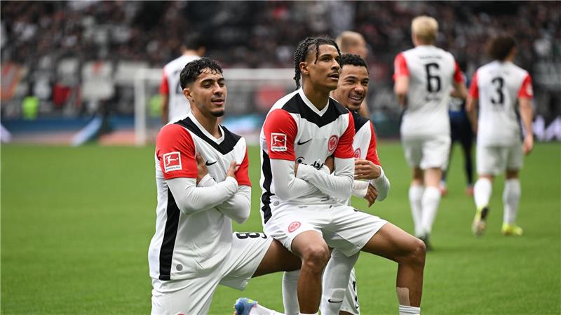 Jubel nach dem 1:0: Das Offensivtrio Chaibi, Bahoya und Ekitiké.