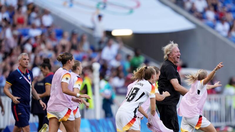 DFB-Frauen bejubeln Bronze zum Hrubesch-Abschied Jubel nach dem Schlusspfiff: Horst Hrubesch und seine Spielerinnen