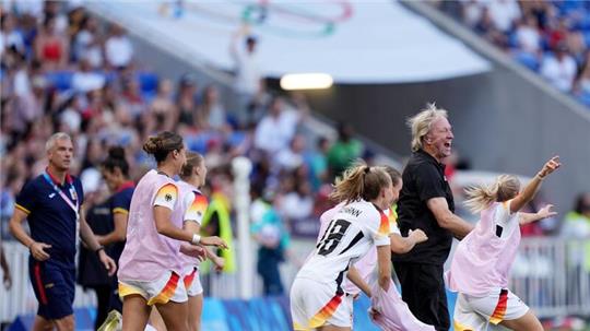 Jubel nach dem Schlusspfiff: Horst Hrubesch und seine Spielerinnen