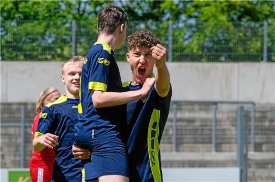 Jubel nach dem zweiten Tor: Abdulla Karabit (rechts) lässt den Torschützen Nikolas Zink hochleben. Nach einem Freistoß prallt der Ball vom Torhüter ab, und Zink ist zur Stelle. Foto: Drechsler