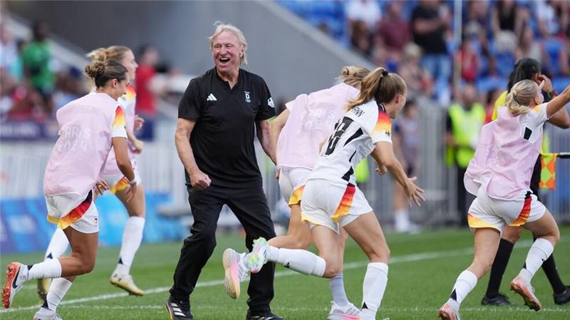 Jubel über Olympia-Bronze: Horst Hrubesch und die Nationalspielerinnen.