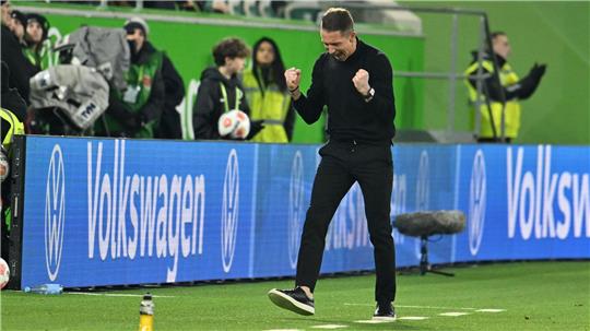 Jubel über das Ende des Heimfluchs: Wolfsburgs Trainer Daniel Bauer.
