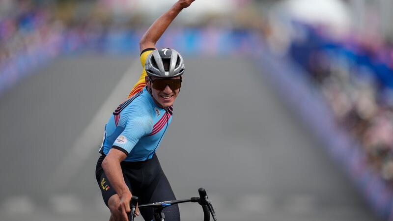„Grandios“: Rad-König Evenepoel schreibt Olympia-Geschichte Jubel über den zweiten Olympiasieg: Remco Evenepoel