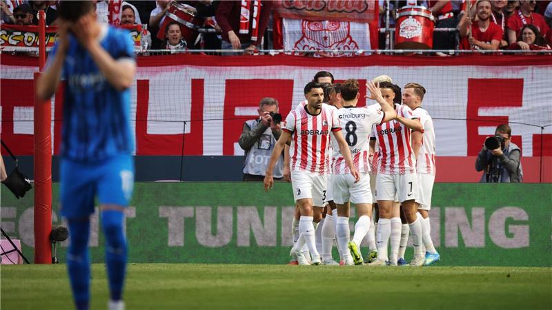 Jubel über die Führung: die Spieler des SC Freiburg.