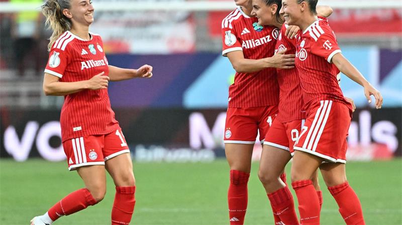 Torhüterin Johannes patzt doppelt: Supercup für FC Bayern Jubel um Jovana Damnjanovic und Klara Bühl (r. und 3.v.r.) beim FC Bayern.