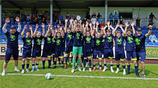 Jubel vor der Tribüne der GSC-Stadions. Die C-Junioren feiern mit Trainer Björn Vorlop (l.) Meisterschaft und Aufstieg in die Landesliga.
