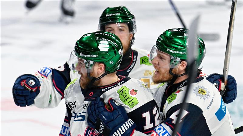 Jubeln auch im dritten Duell: Die Eisbären Berlin