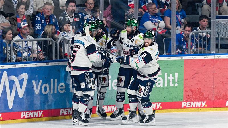 Jubeln über einen Auswärtssieg in Mannheim: die Eisbären Berlin.