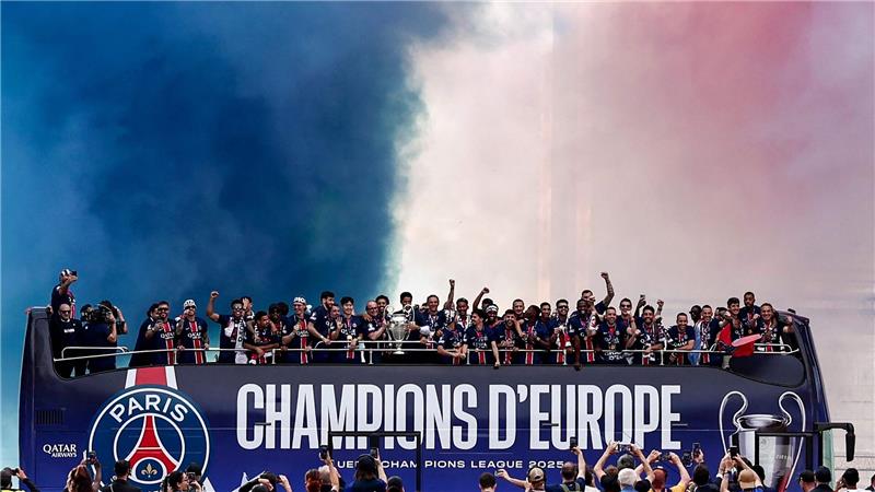 Jubelnde Sieger: Die Spieler von Paris Saint-Germain feiern in einem Bus auf der Avenue des Champs-Elysees den Triumph in der Champions League
