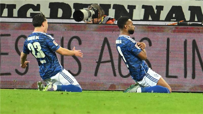 3:0 in Hannover: Sylla bringt Schalke an die Spitze Jubelt nach seinem zweiten Streich: Moussa Sylla (r) von Schalke 04.