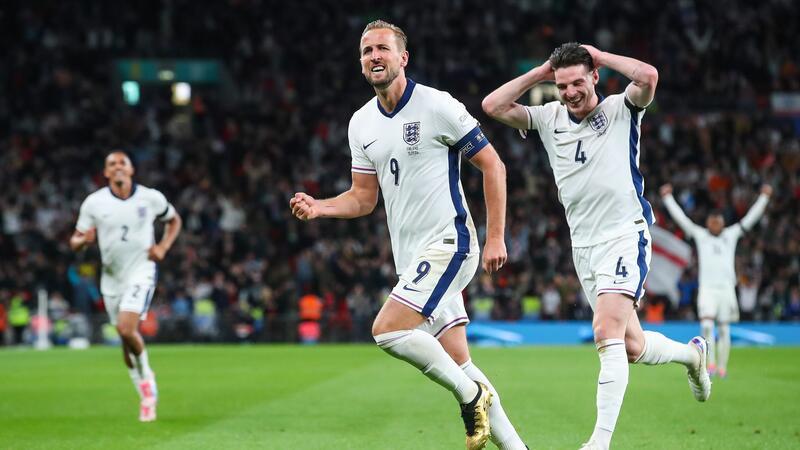 England feiert Sommer-Sündenbock Kane Jubelt über einen 2:0-Sieg im 100. Länderspiel: Harry Kane.