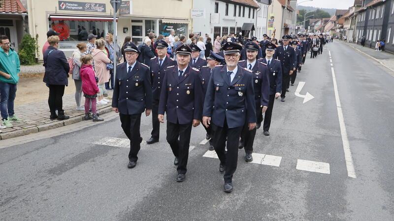 Jubiläums-Umzug: Die Feuerwehr marschiert durch Oker.