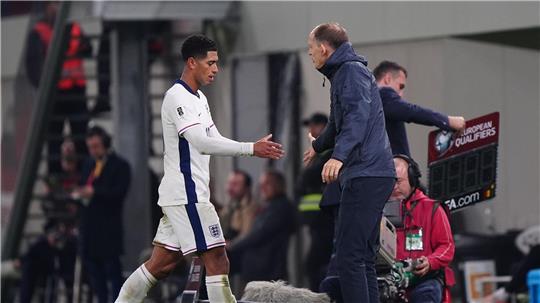 Jude Bellingham klatscht bei der Auswechslung noch mit Thomas Tuchel ab.