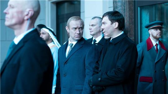 Jude Law (l.) und Paul Dano in einer Szene des Films „The Wizard of the Kremlin“ von Olivier Assayas. 