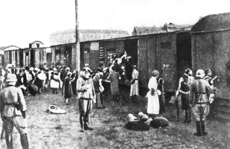 Studie: Holocaust ist für viele Niederländer ein Mythos Juden aus dem Warschauer Getto werden im Sommer 1942 in Güterwaggons verladen und in das Vernichtungslager Treblinka transportiert.