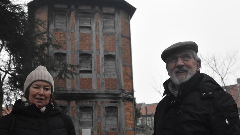 Judith Schmidt und Dieter Naumann pflegen den Ulrichschen Garten. Sie freuen sich darüber, dass das alte Taubenhaus inzwischen vom Efeu befreit wurde.