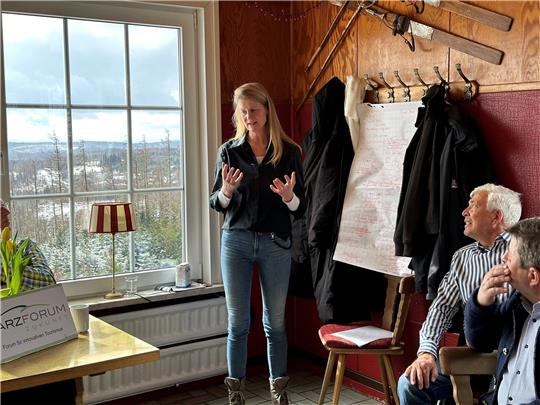 Judith Stradner erklärt beim Harzforum im Rodelhaus in einem emotionalen Vortrag ihr Urlaubs- und ihr Speisenkonzept, das sich deutlich abhebt. Fotos: Eggers