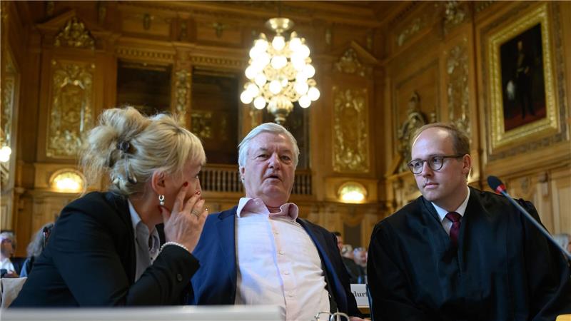 Bundesgericht verhandelt über Zukunft von „Compact“-Magazin Jürgen Elsässer kam in Begleitung seiner Frau.
