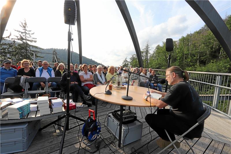 Jürgen H. Moch, er lebt abwechselnd in Altenau und in Bayern, schreibt Fantasyromane. Mit „Harzmagie“ ist er auf dem Baumwipfelpfad. – für ihn eine Premiere. Foto: Kammer