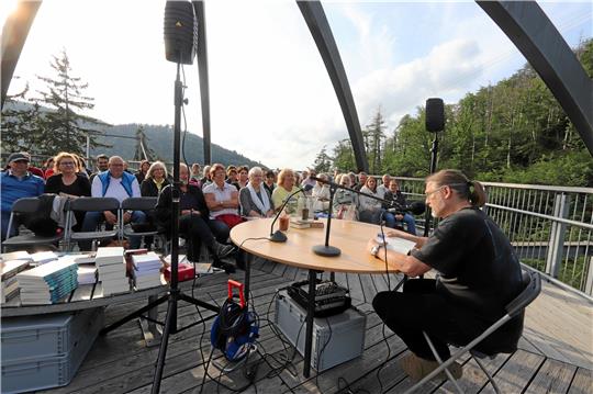 Jürgen H. Moch, er lebt abwechselnd in Altenau und in Bayern, schreibt Fantasyromane. Mit „Harzmagie“ ist er auf dem Baumwipfelpfad. – für ihn eine Premiere. Foto: Kammer