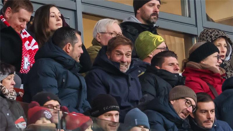 Klopp friert auf der Tribüne: Leipzig siegt dank Simons-Solo Jürgen Klopp (M) auf der Leipziger VIP-Tribüne.