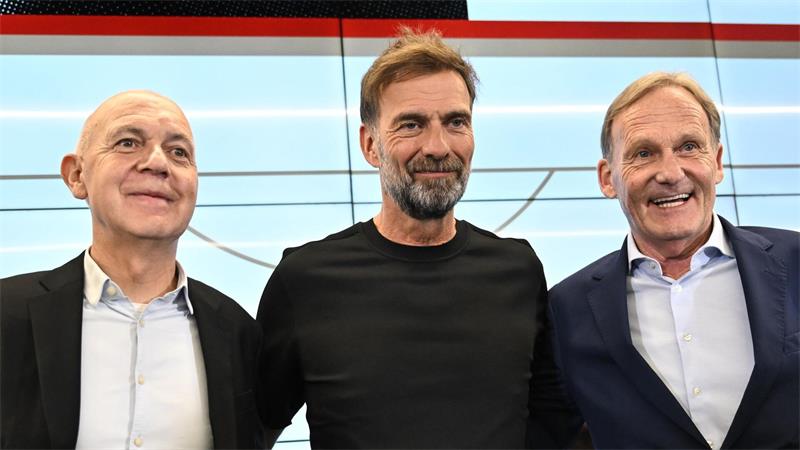 Jürgen Klopp (M) mit DFB-Präsident Bernd Neuendorf (l) und Vizepräsident Hans-Joachim Watzke bei der Präsentation als Bundestrainer.